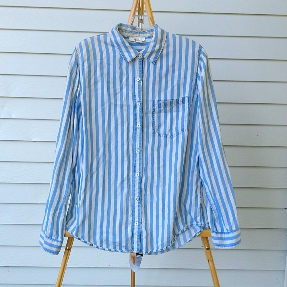 Forever 21 Blue and White Striped Button Up Size M